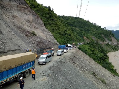 नारायणगढ-मुग्लिन सडक : पच्चीस ठाउँमा पहिराको जोखिम       